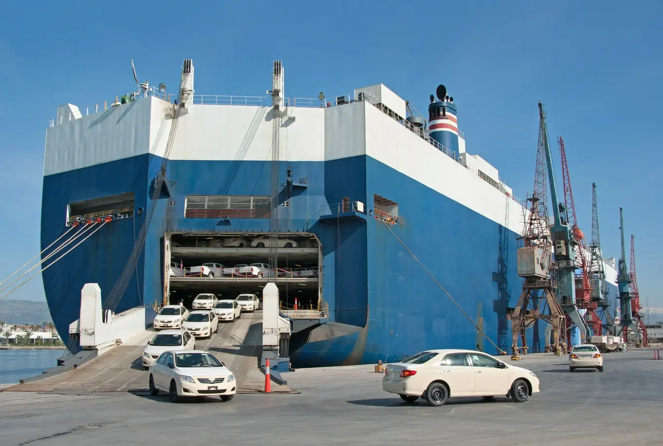 import samochodów drogą morską